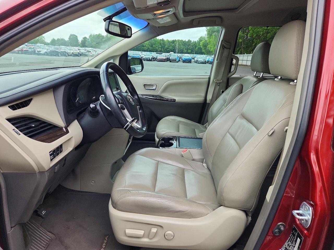 2016 Toyota Sienna Xle 8-Passenger - Image 7
