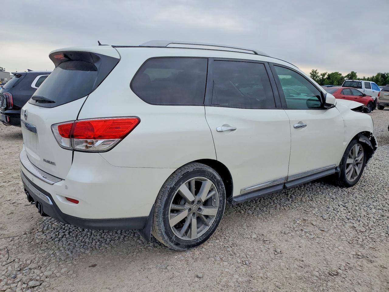2015 Nissan Pathfinder S - Image 3