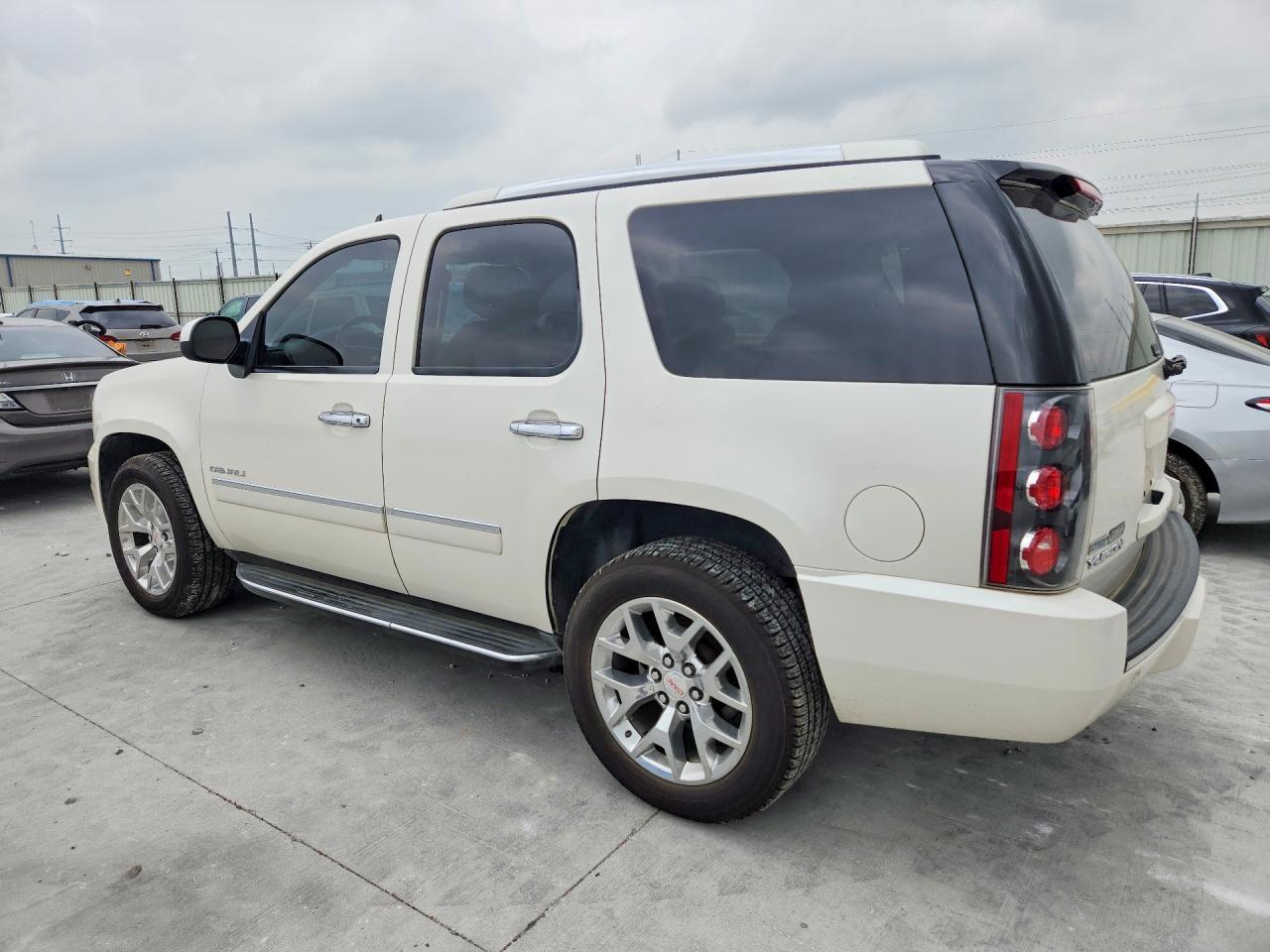 2010 GMC Yukon - Image 2