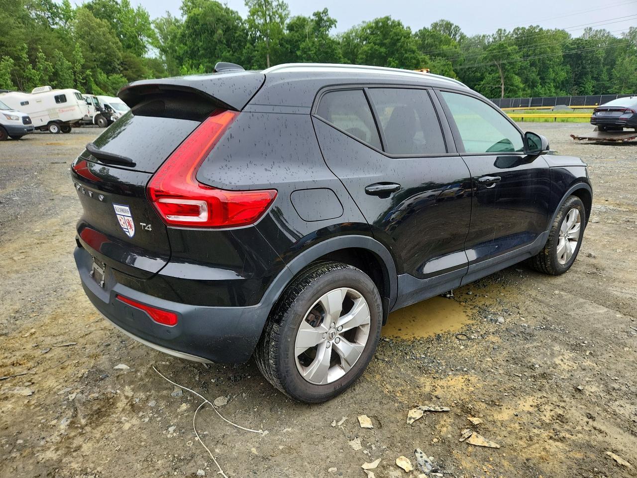 2020 Volvo Xc40 T4 Momentum - Фото 3