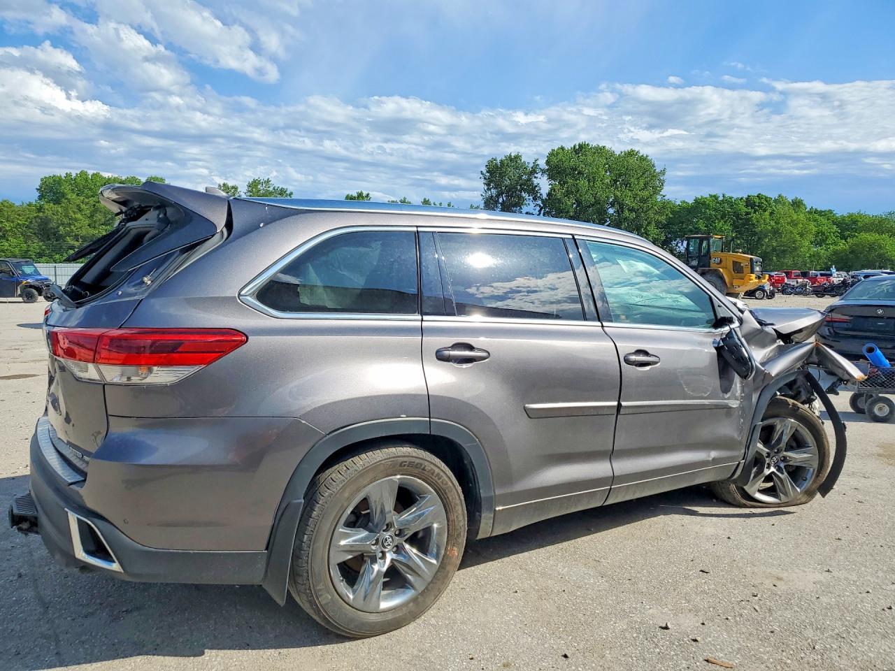 2019 Toyota Highlander Limited Platinum - Image 3