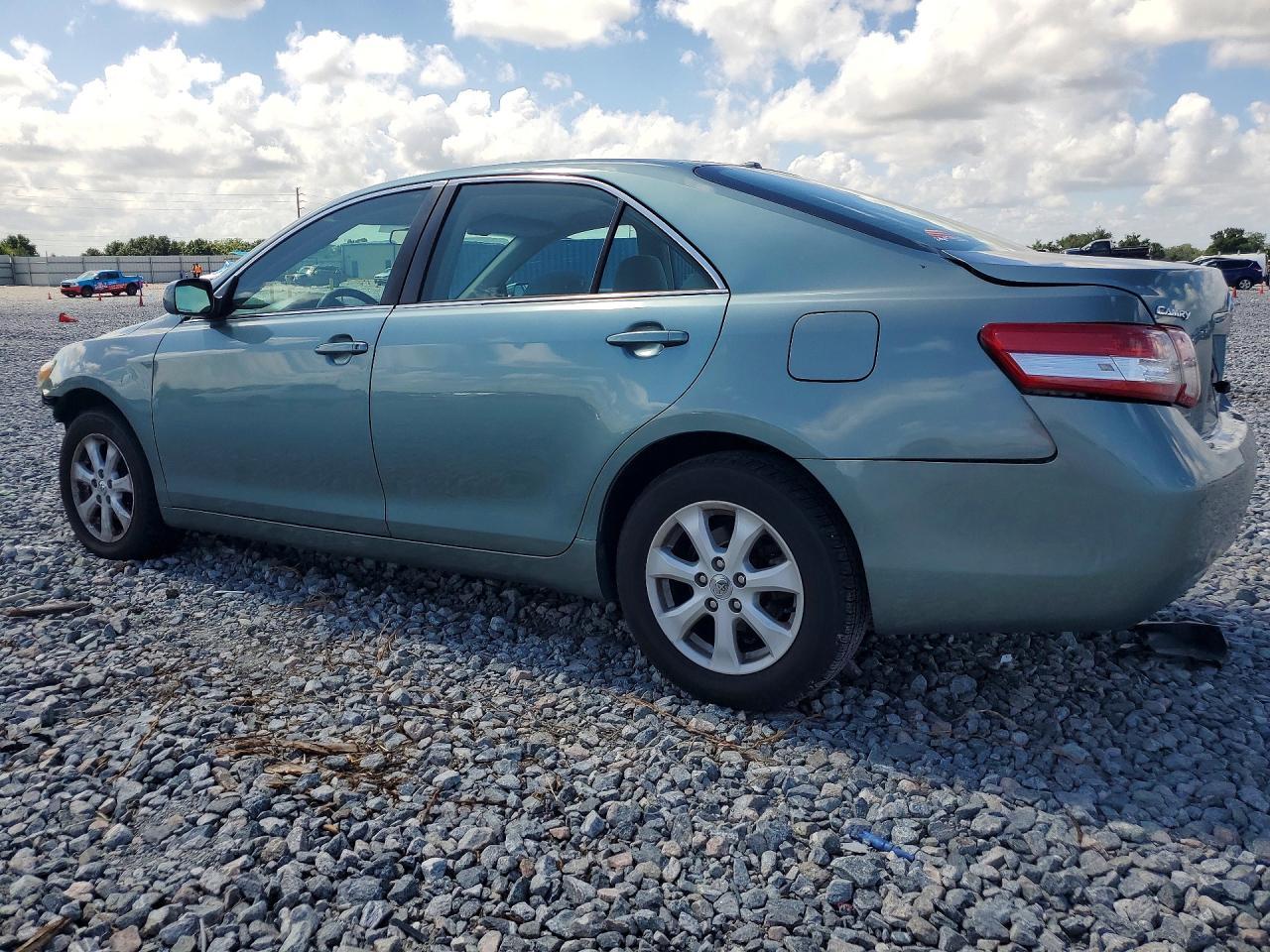 2011 Toyota Camry Le - Фото 2