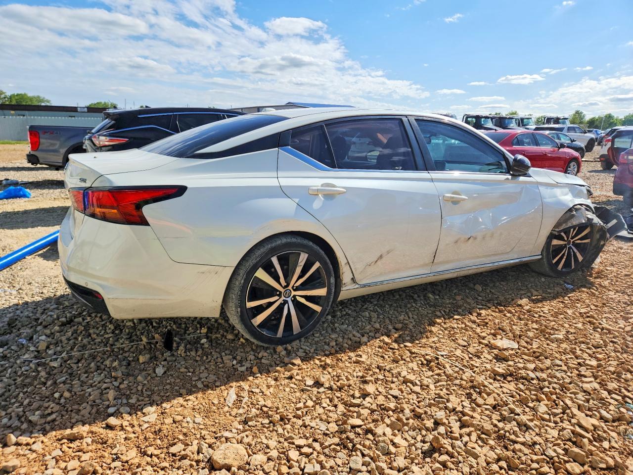 2020 Nissan Altima Sr - Фото 3