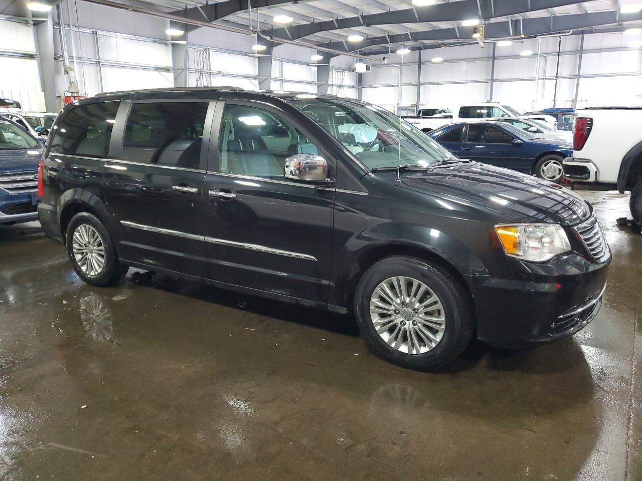 2015 Chrysler Town & Country Touring L - Фото 4