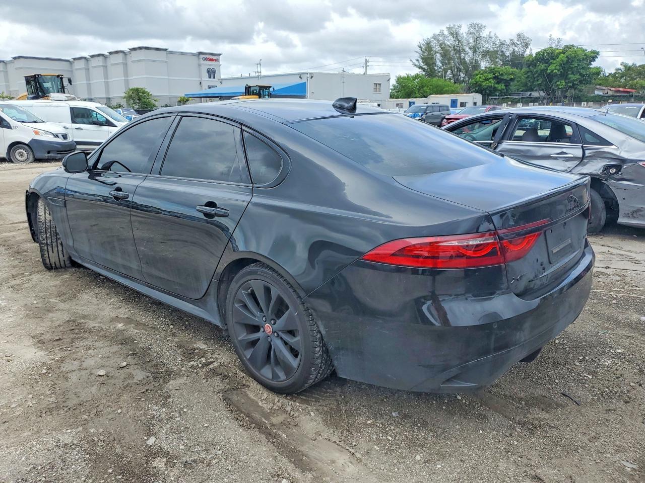 2022 Jaguar Xf R-Dynamic Se - Image 2