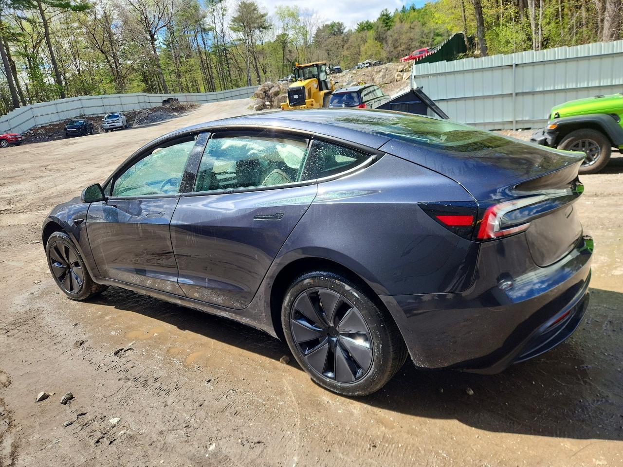 2025 Tesla Model 3 - Фото 2