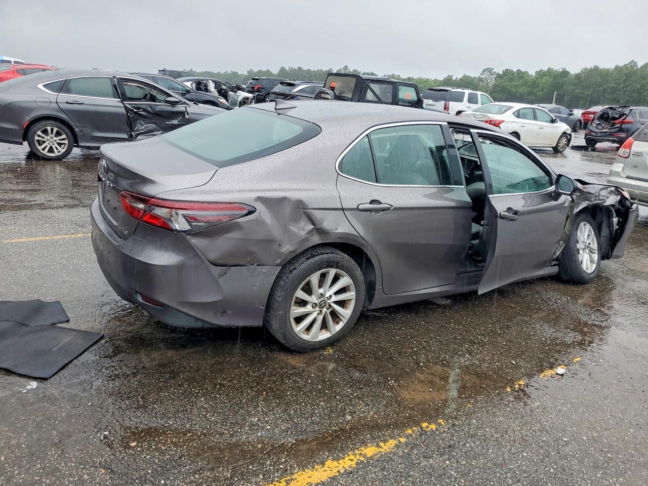 2021 Toyota Camry Le - Фото 3