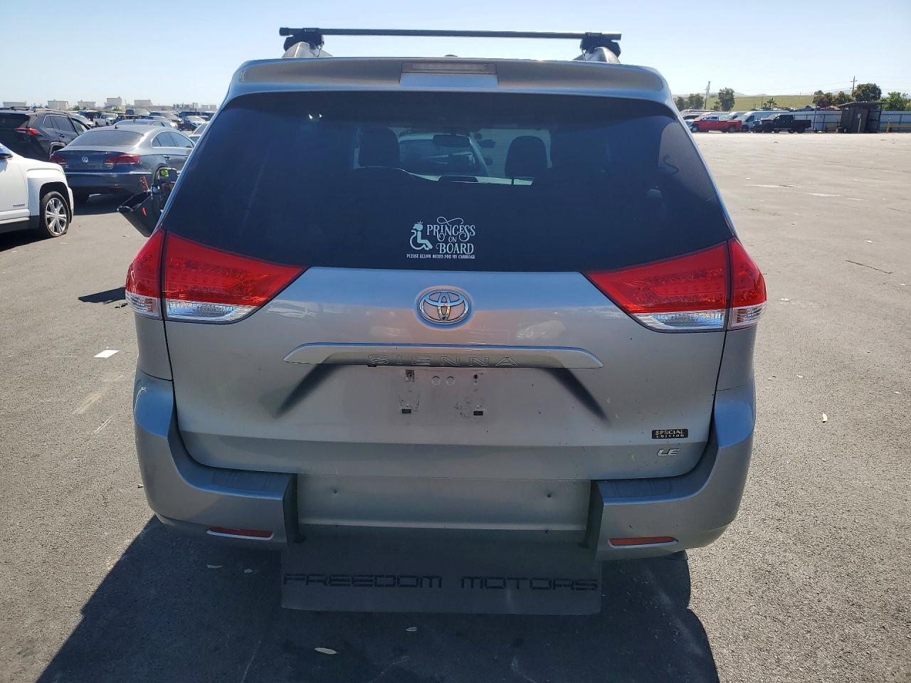2013 Toyota Sienna Le - Фото 6