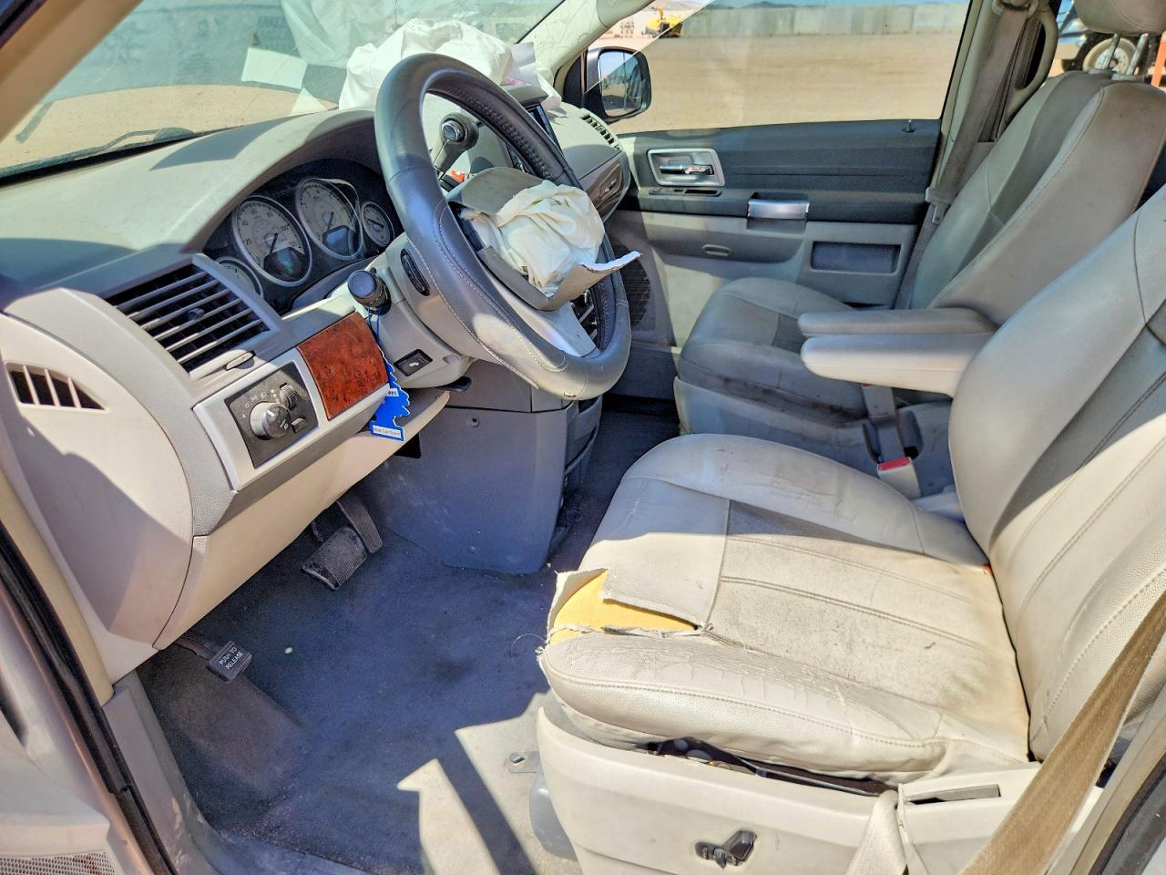 2008 Chrysler Town & Country Touring - Image 7