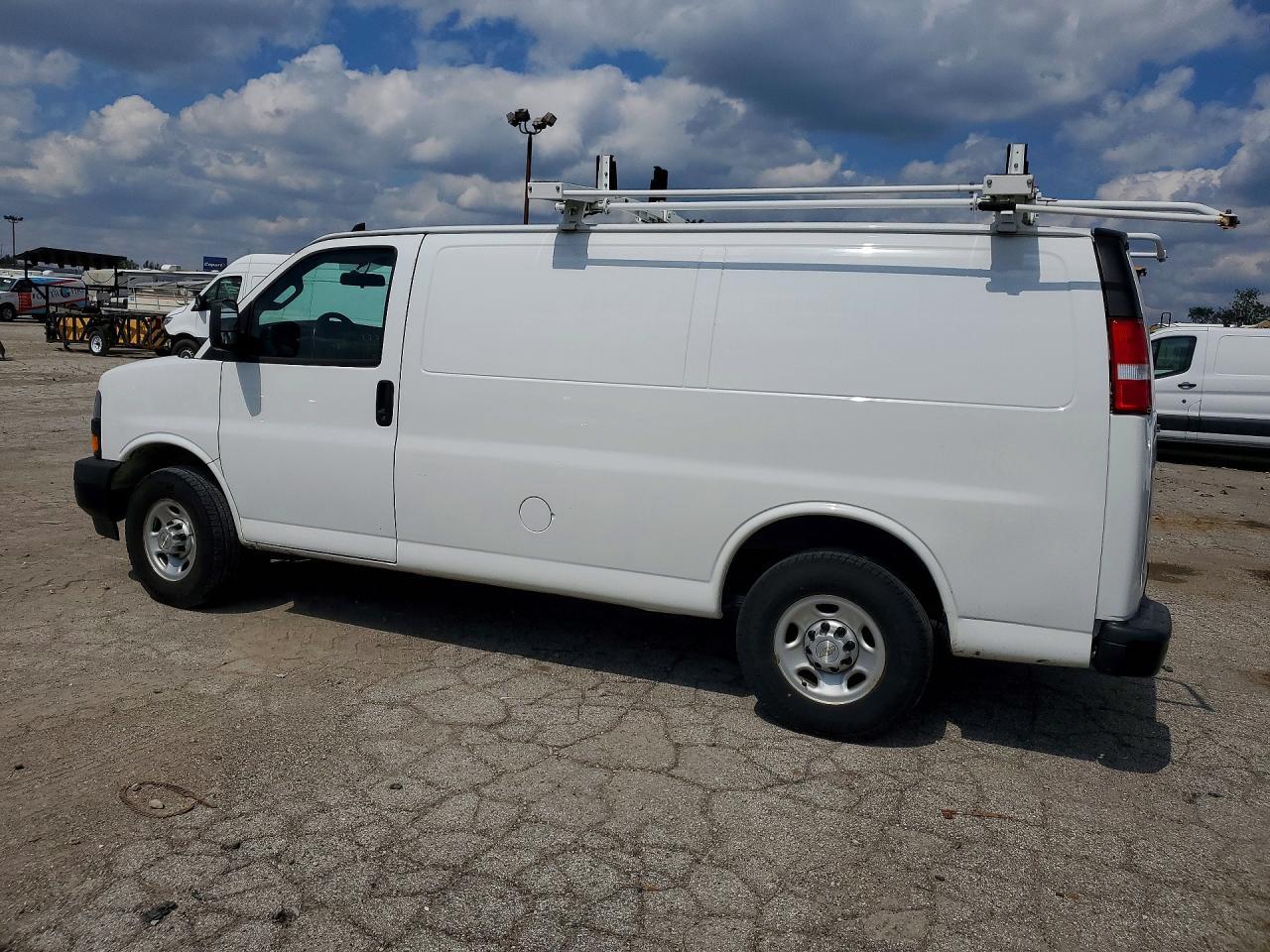 2020 Chevrolet Express G2500 - Фото 2