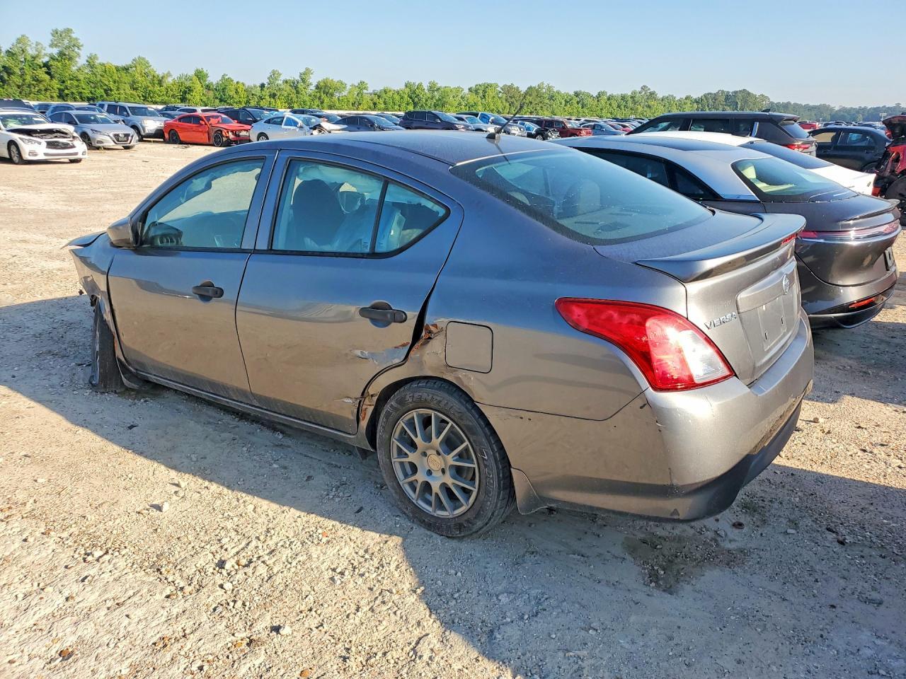 2017 Nissan Versa S - Фото 2