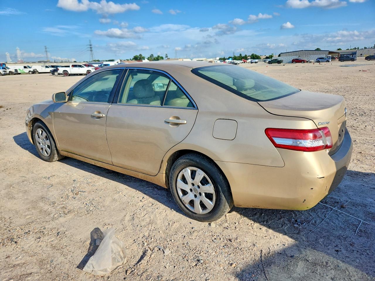 2011 Toyota Camry Le - Фото 2