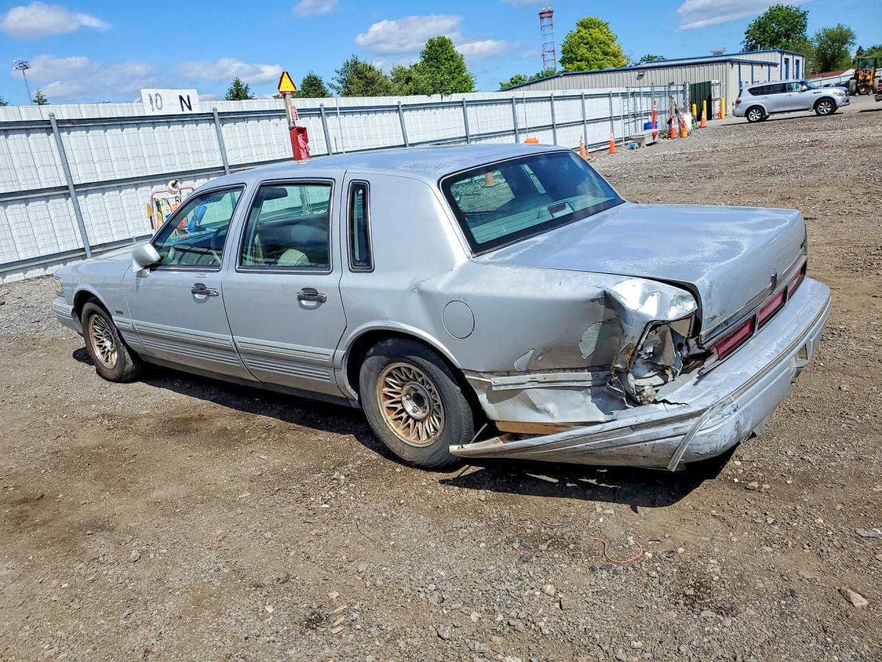 1995 Lincoln Town Car Executive - Image 2