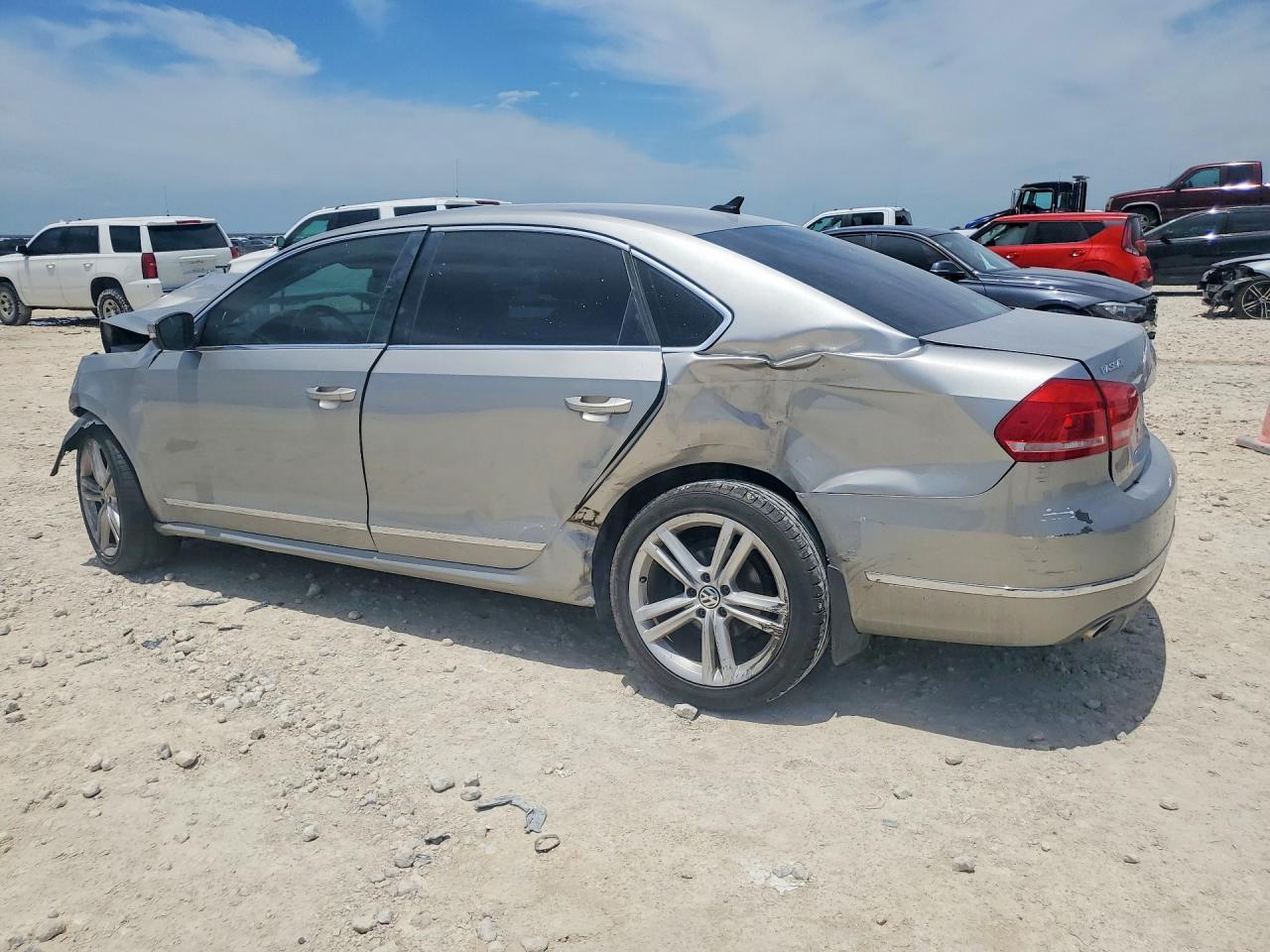 2013 Volkswagen Passat Sel - Image 2