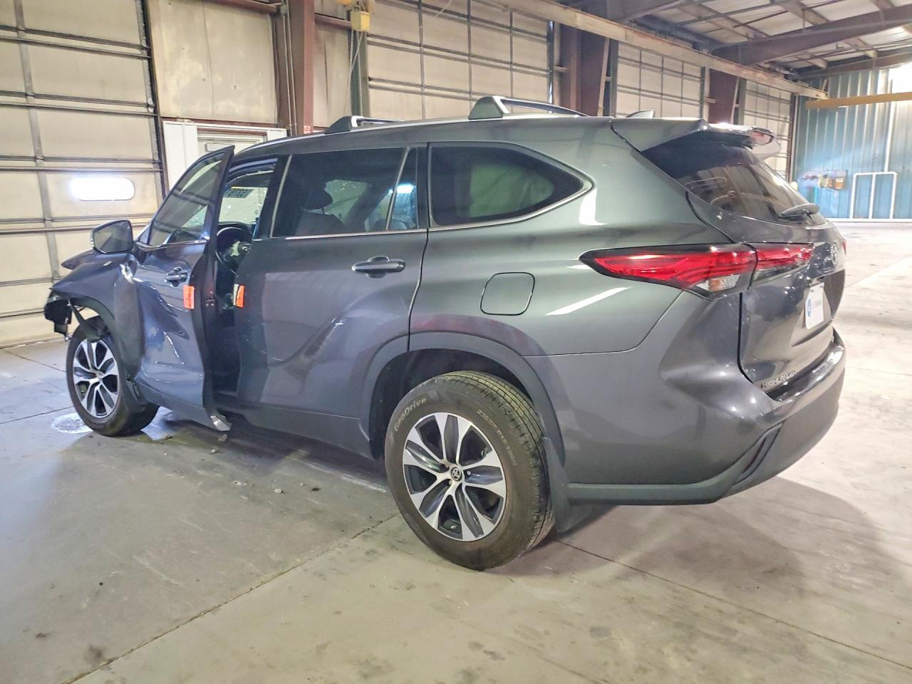 2021 Toyota Highlander Xle - Image 2