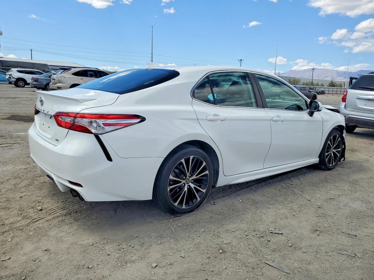 2020 Toyota Camry Se - Image 3