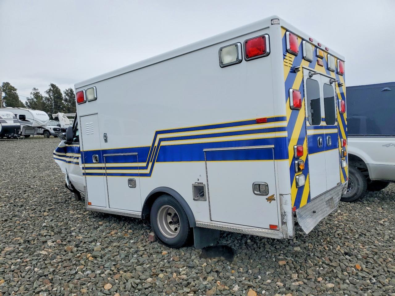 2017 Ford Econoline E350 Super Duty Cutaway Van - Image 2