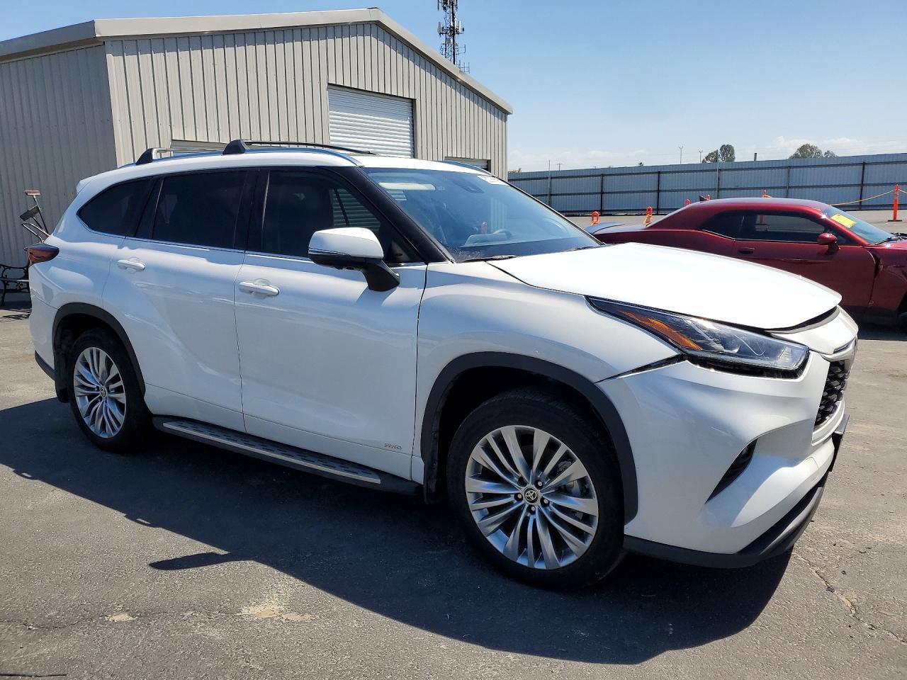 2025 Toyota Highlander Hybrid Platinum - Image 4