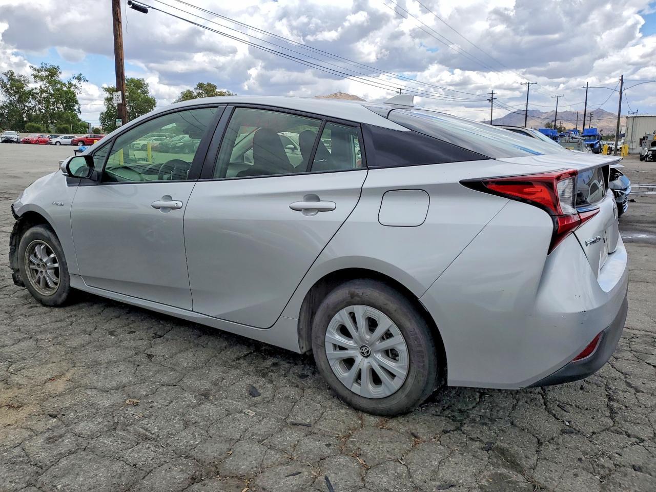 2022 Toyota Prius L Eco - Фото 2