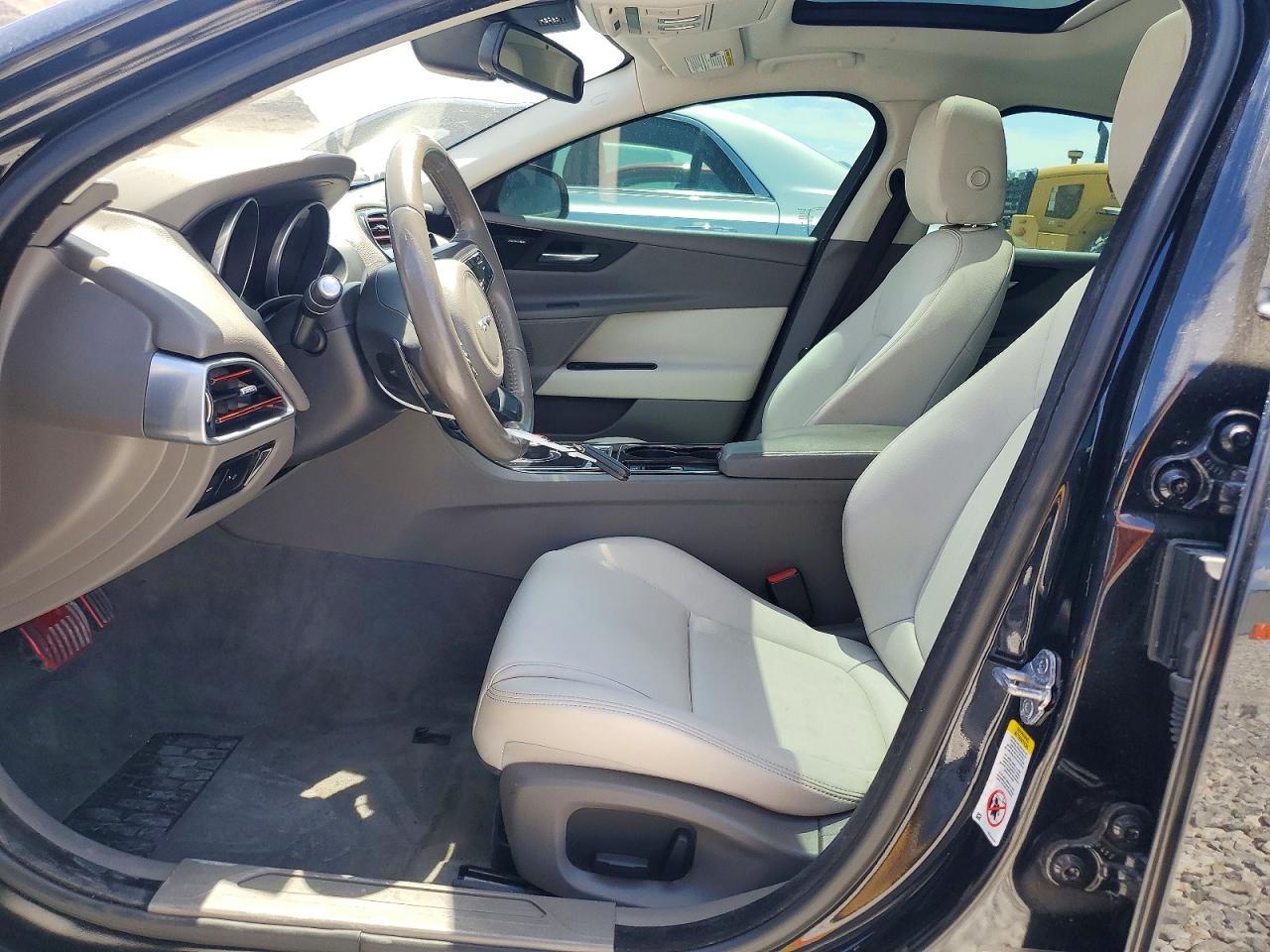 2017 Jaguar Xe Premium - Фото 7