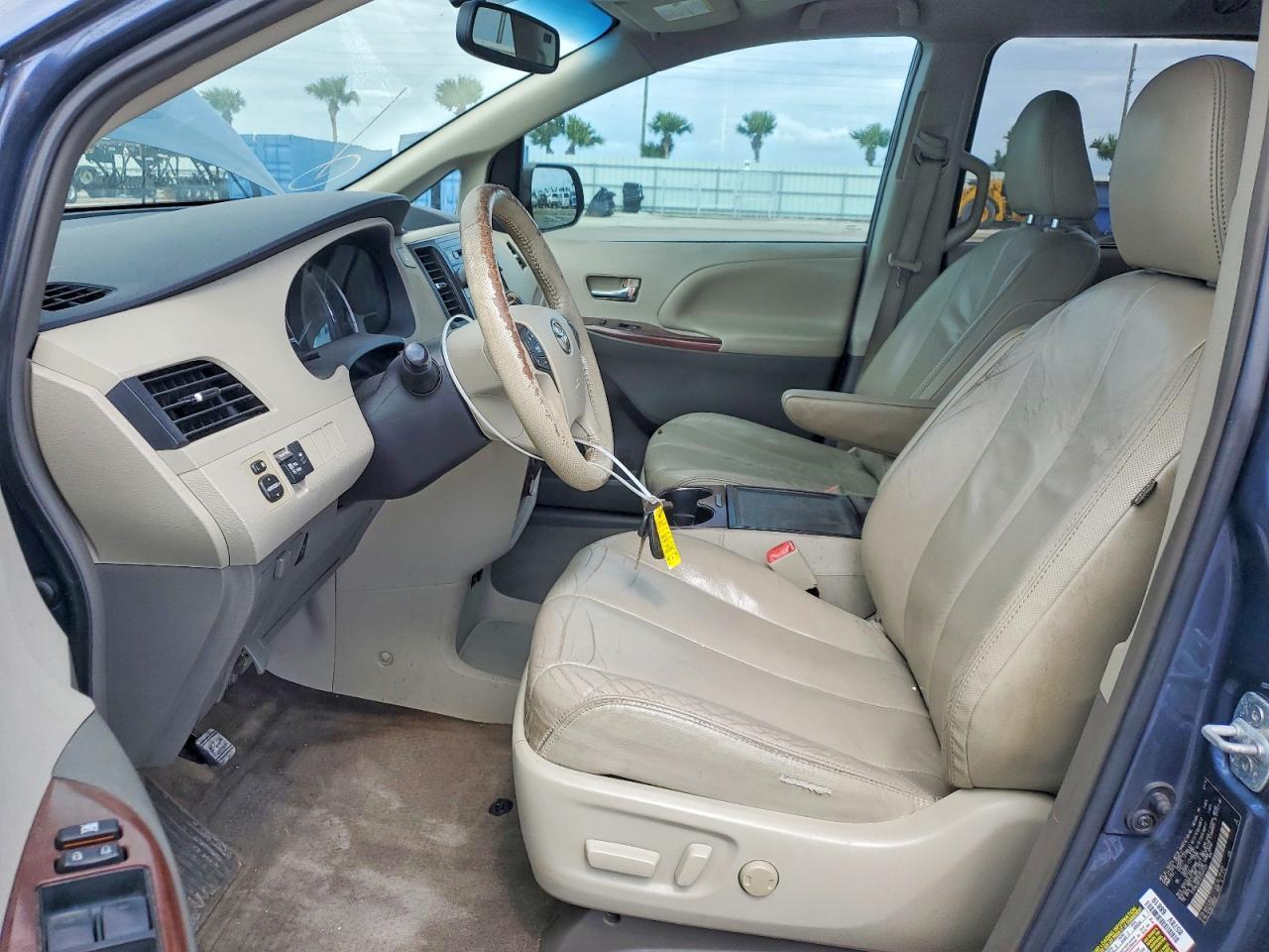 2014 Toyota Sienna Xle 8-Passenger - Image 7