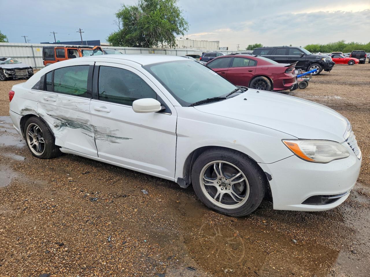 2014 Chrysler 200 Lx - Image 4