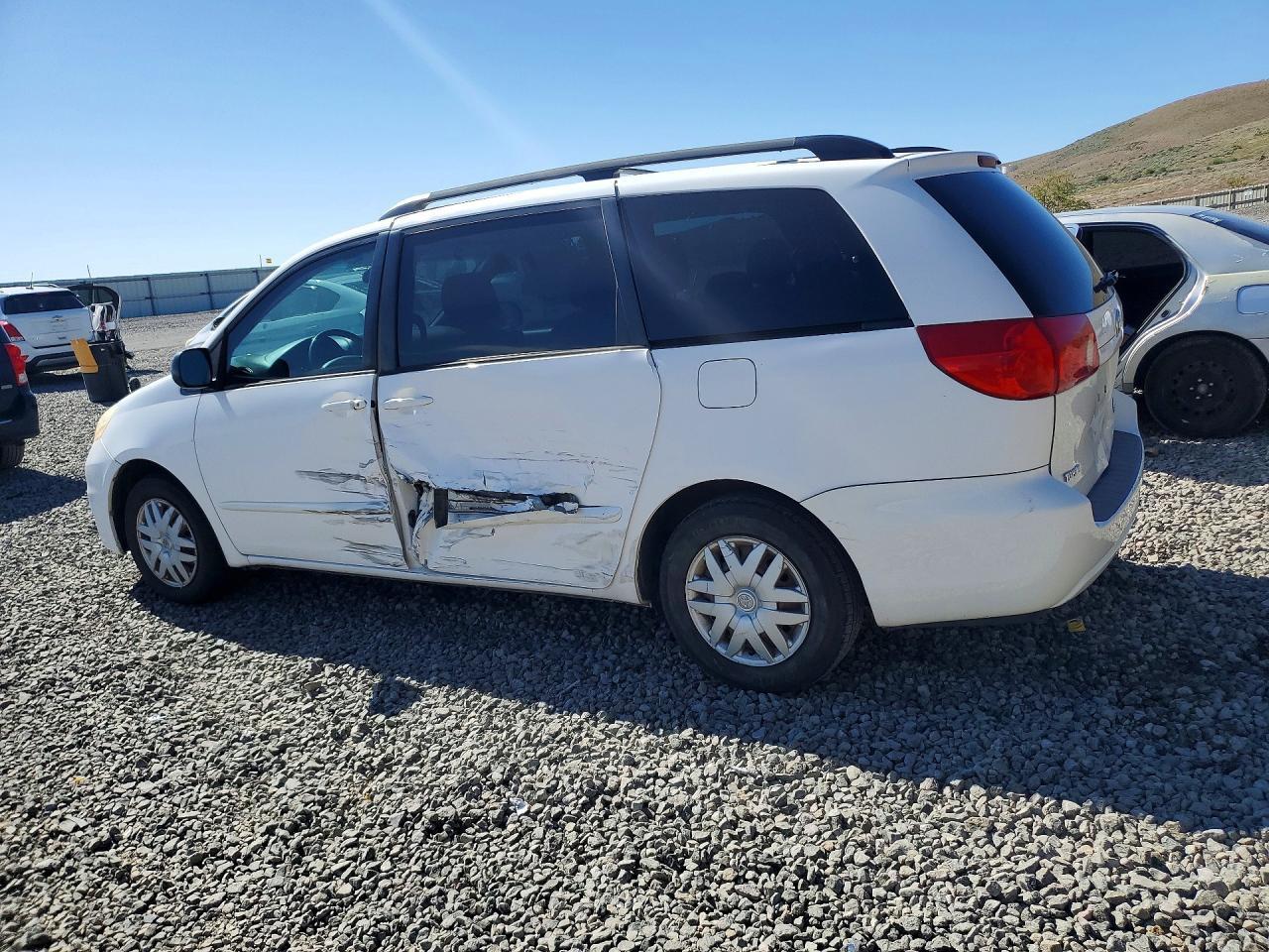 2008 Toyota Sienna Le 8-Passenger - Image 2