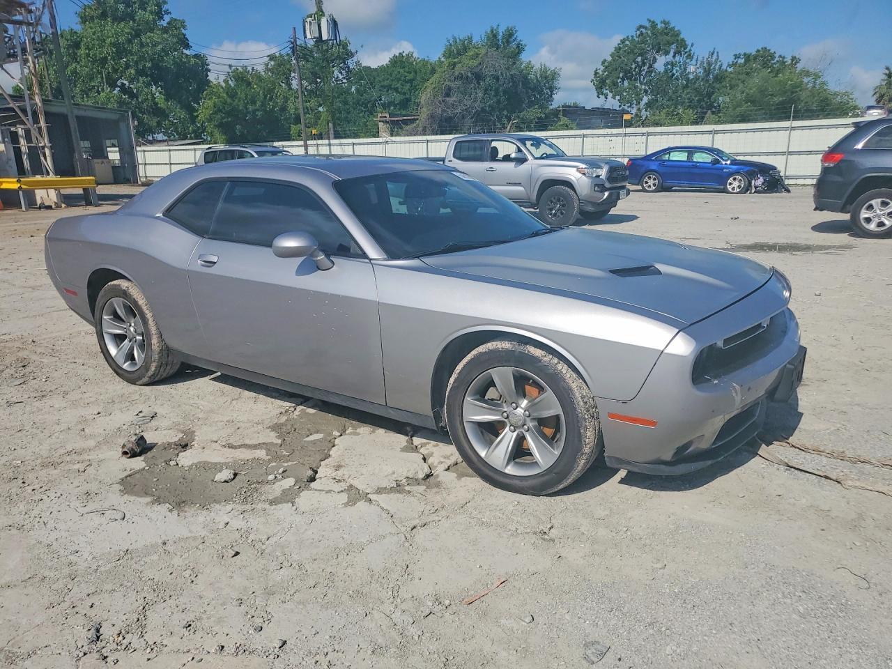 2017 Dodge Challenger Sxt - Image 4