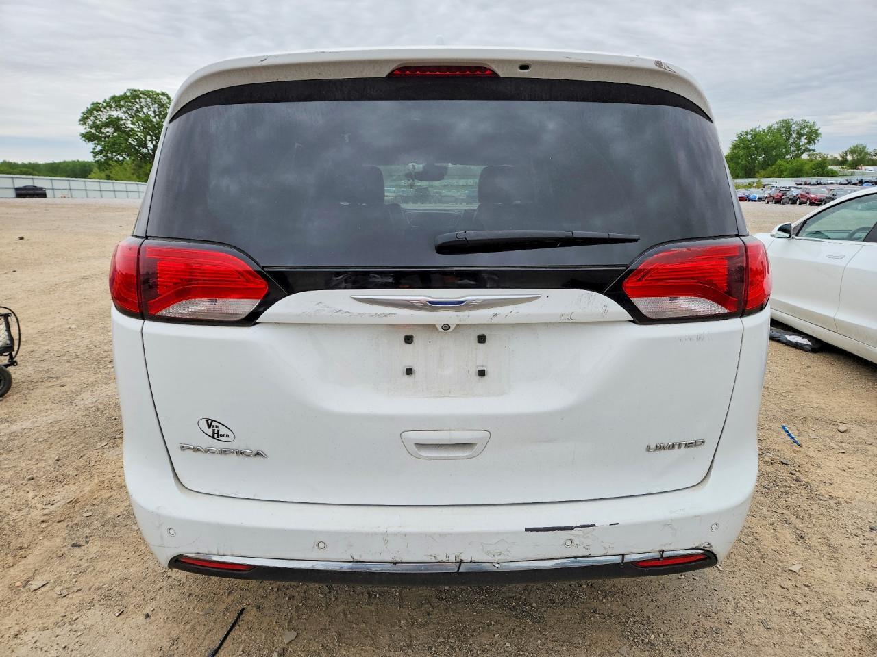 2017 Chrysler Pacifica Limited - Image 6