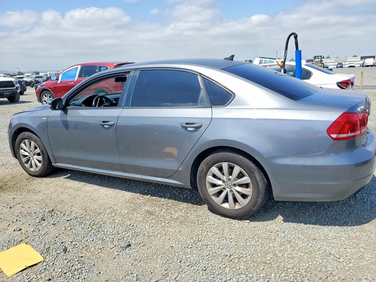 2014 Volkswagen Passat S - Фото 2