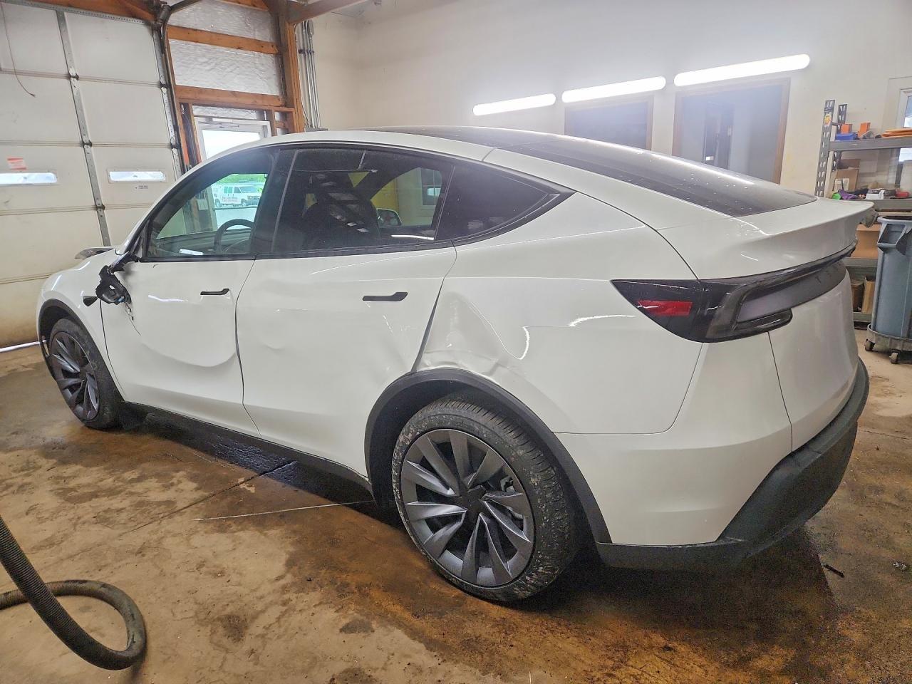 2026 Tesla Model Y - Фото 2