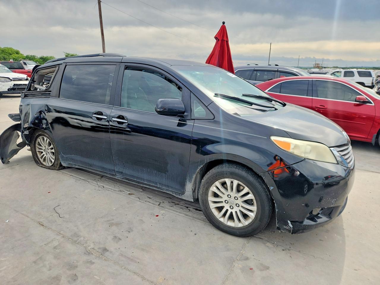 2011 Toyota Sienna Xle 8-Passenger - Фото 4