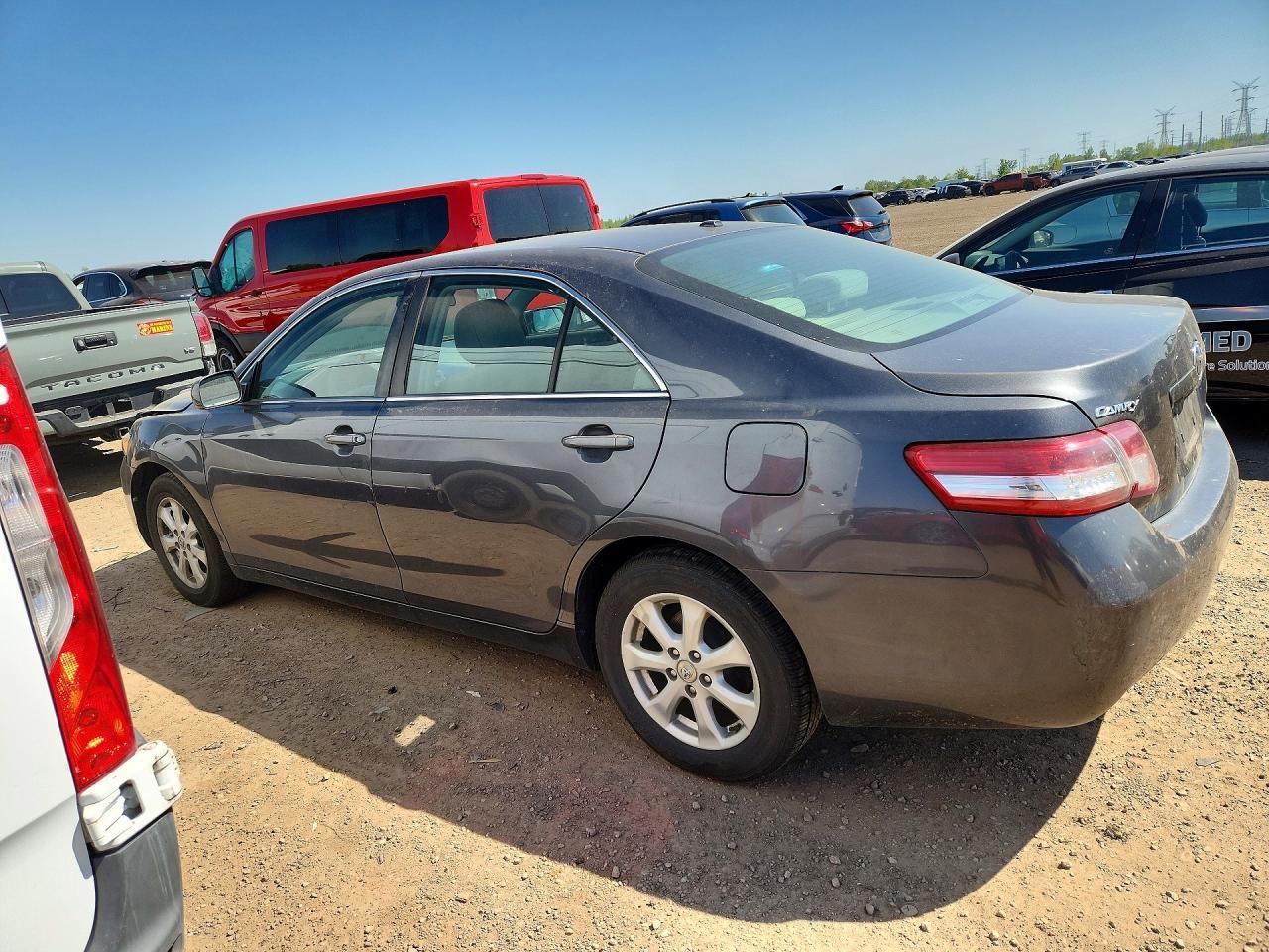 2011 Toyota Camry Le - Фото 2