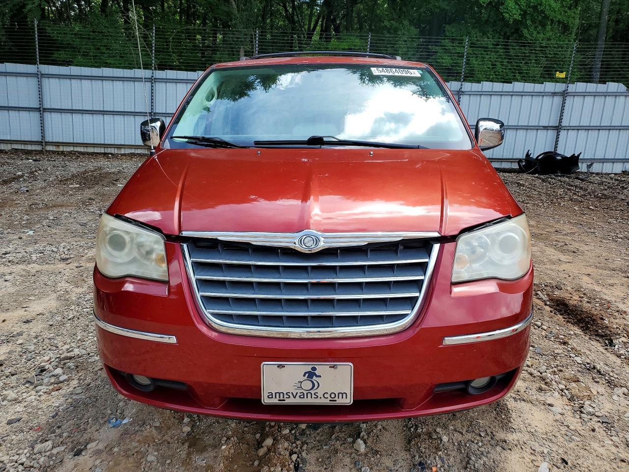 2010 Chrysler Town & Country Limited - Image 5