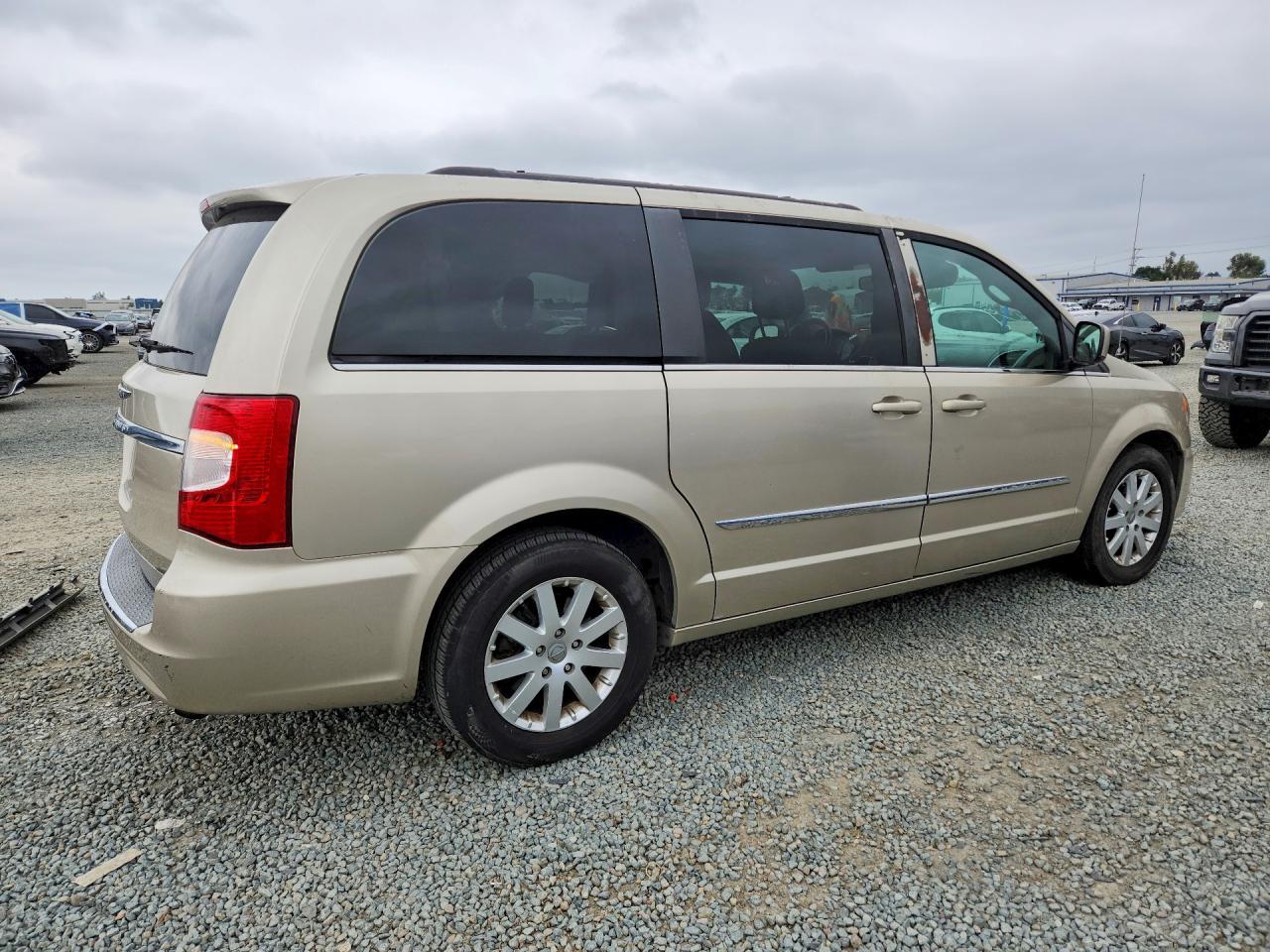 2015 Chrysler Town & Country Touring - Image 3