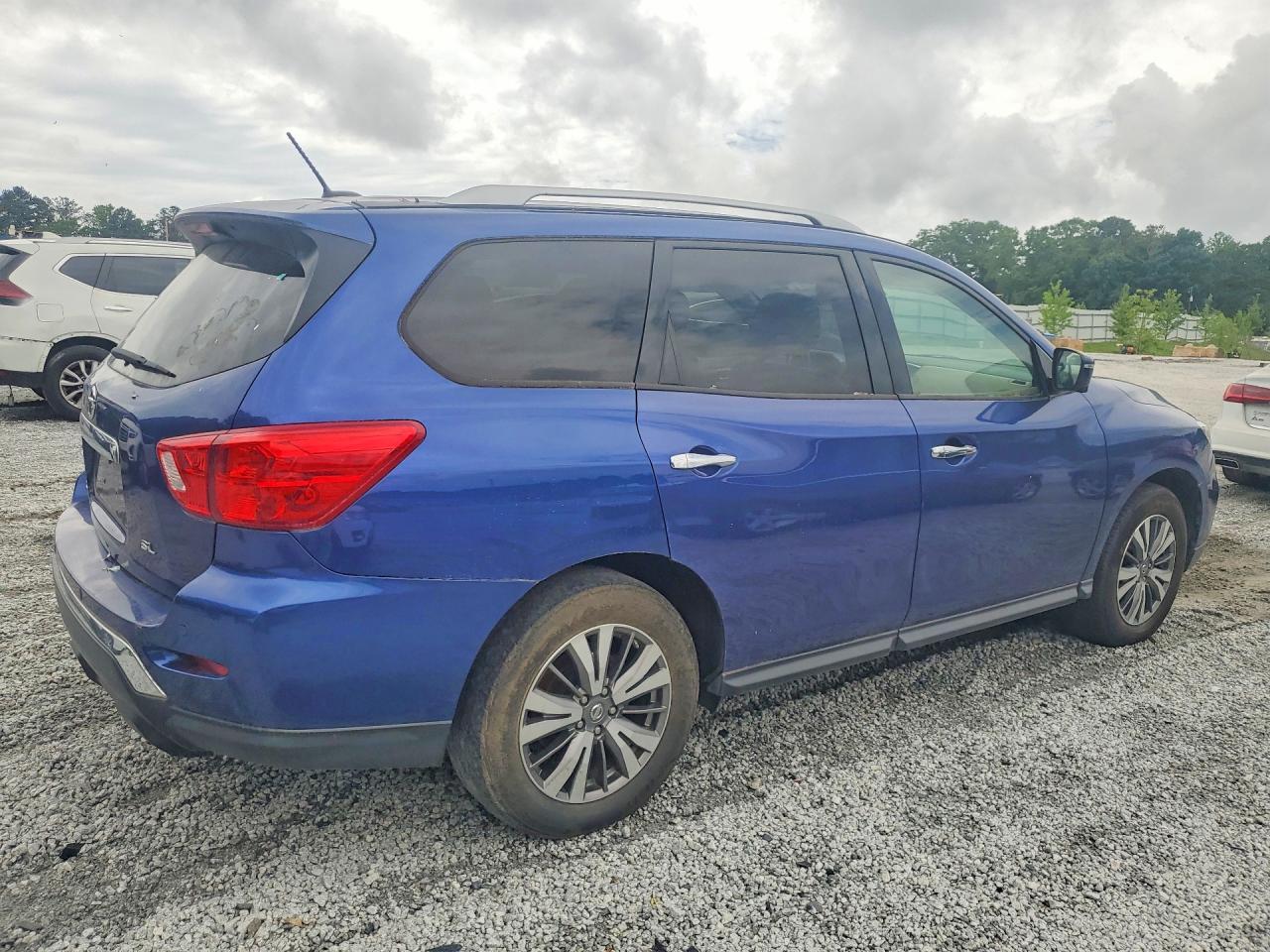 2018 Nissan Pathfinder S - Image 3