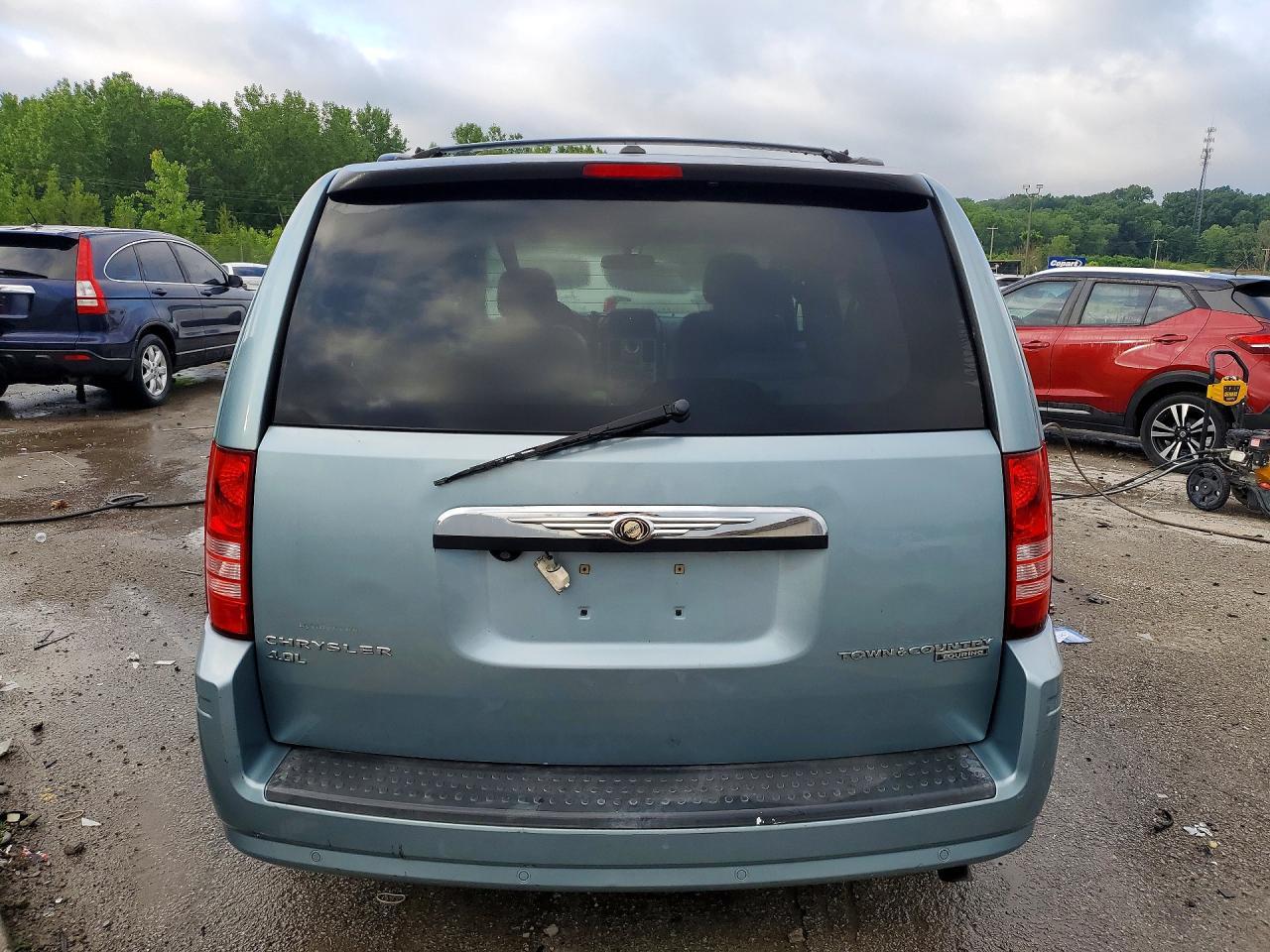 2010 Chrysler Town & Country Touring Plus - Image 6