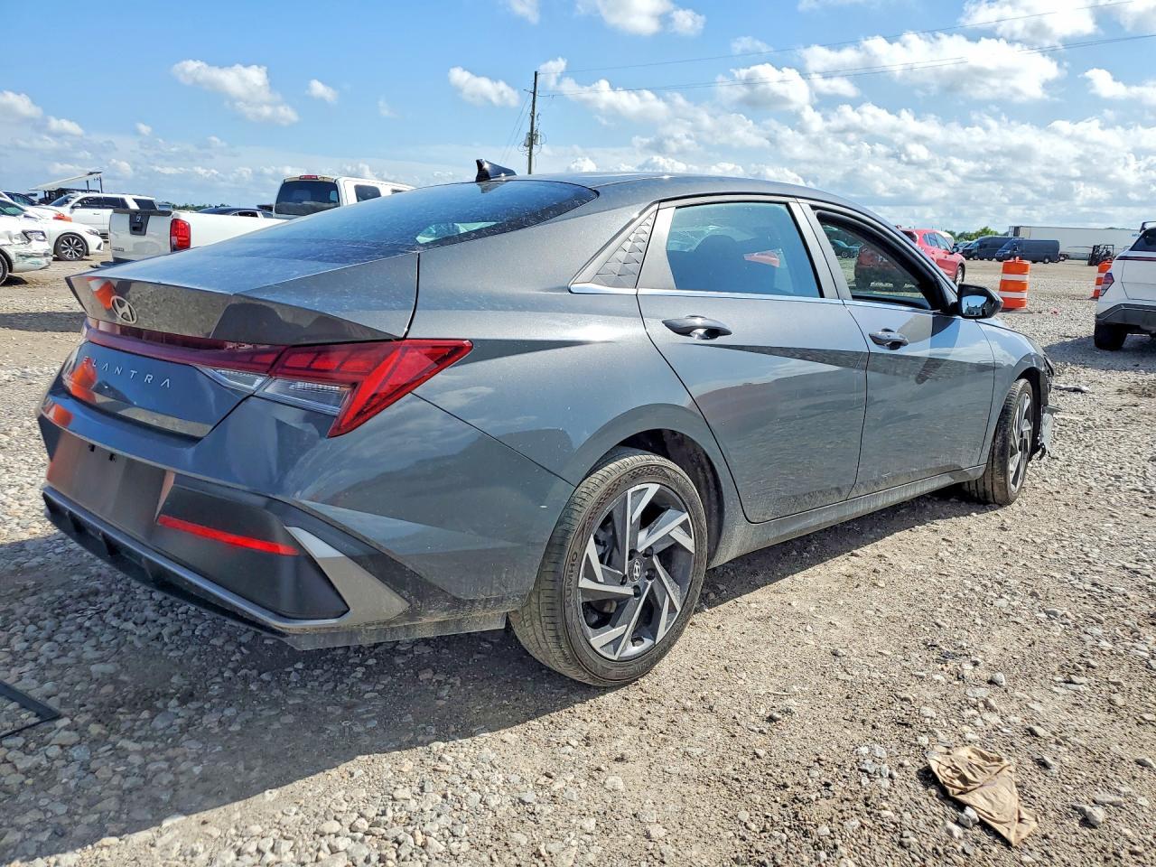 2024 Hyundai Elantra Sel - Image 3
