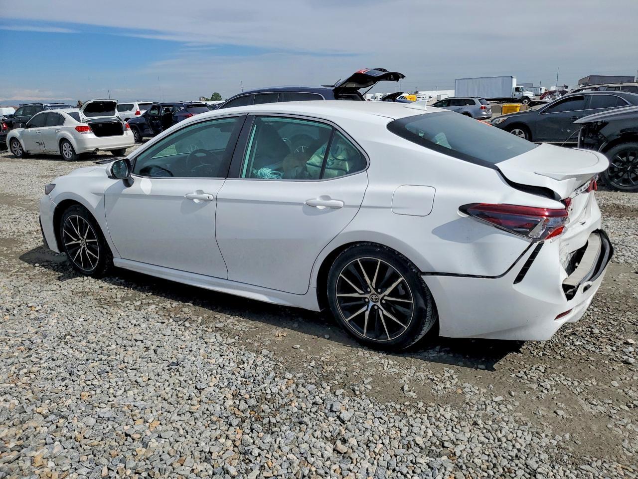 2021 Toyota Camry Se - Фото 2