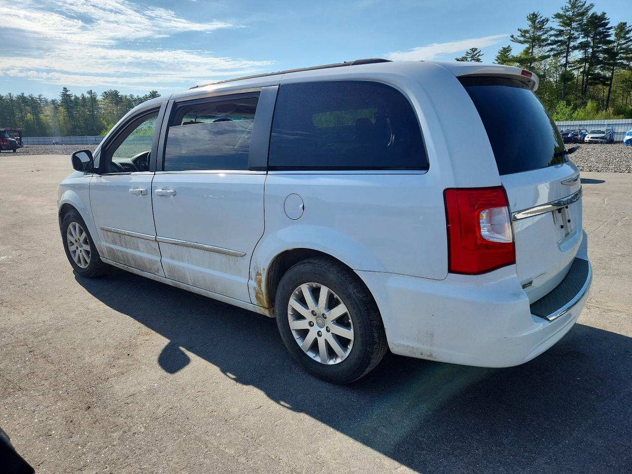 2014 Chrysler Town & Country Touring - Image 2
