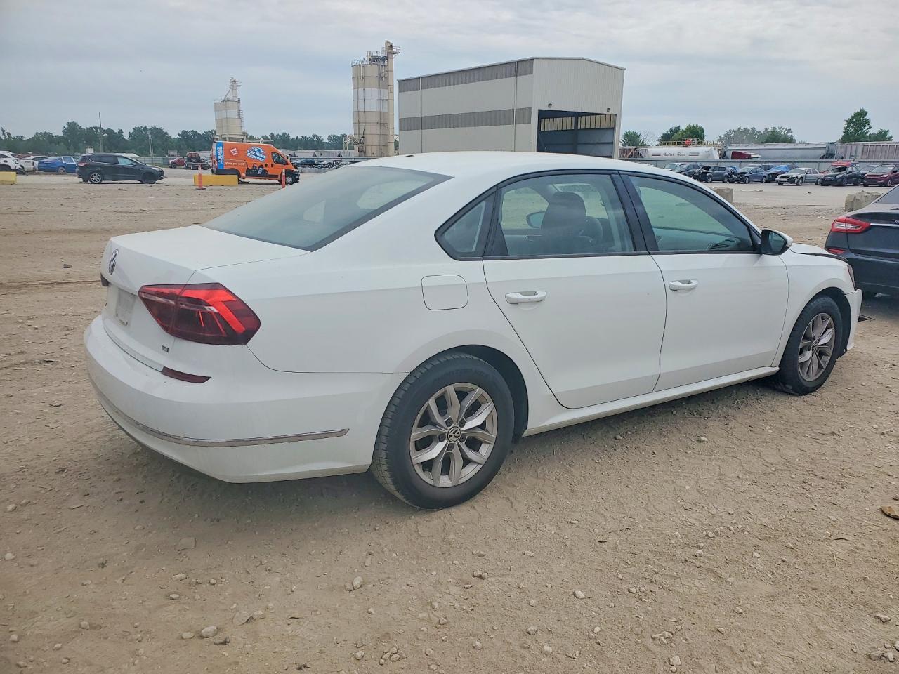 2018 Volkswagen Passat S - Фото 3