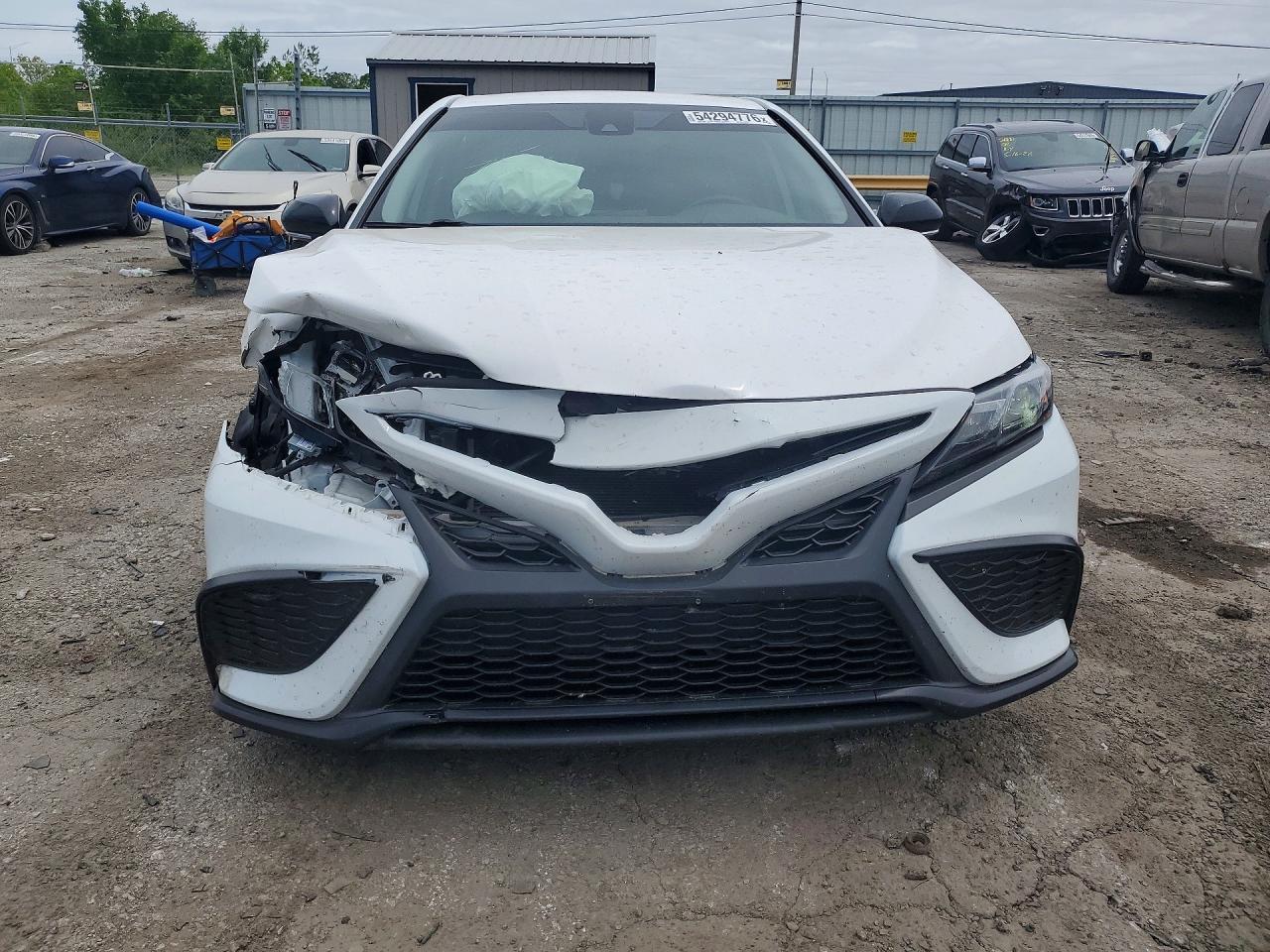 2022 Toyota Camry Se - Image 5