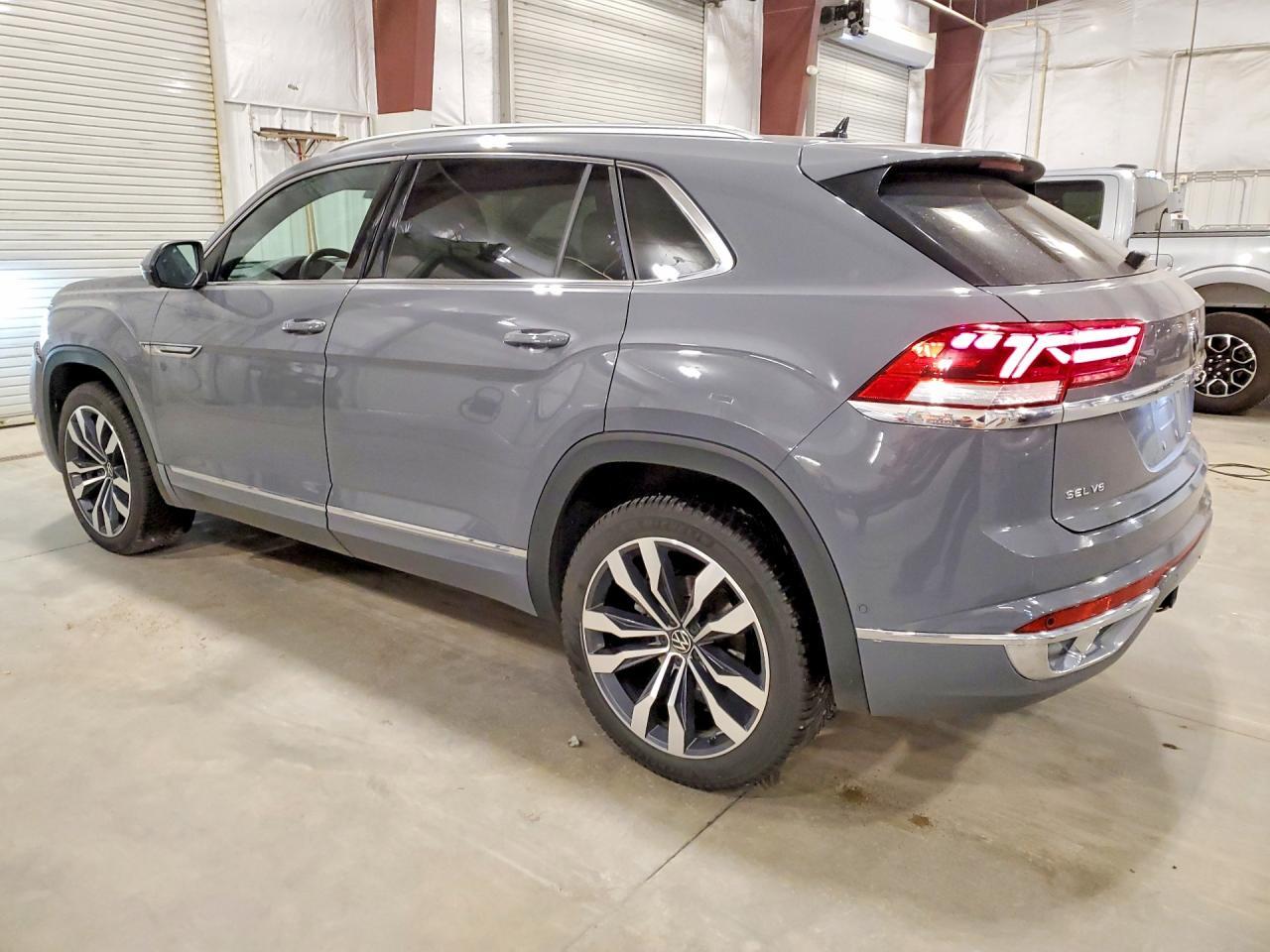 2023 Volkswagen Atlas Cross Sport Sel Premium R-Line - Image 2