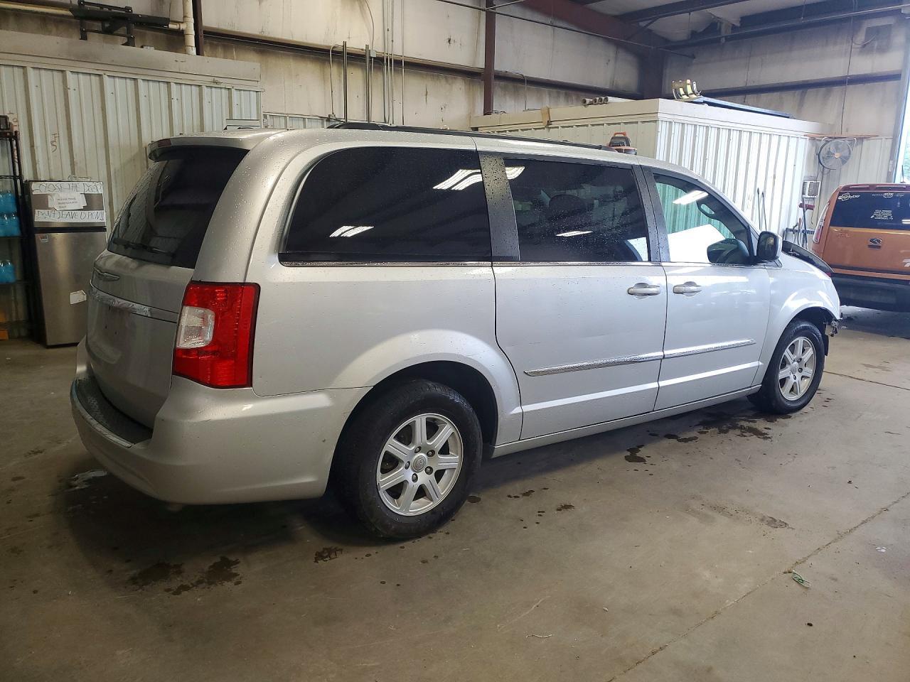 2011 Chrysler Town & Country - Фото 3