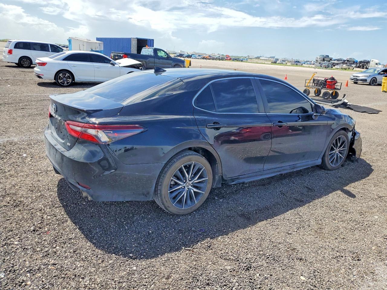 2023 Toyota Camry Se - Image 3
