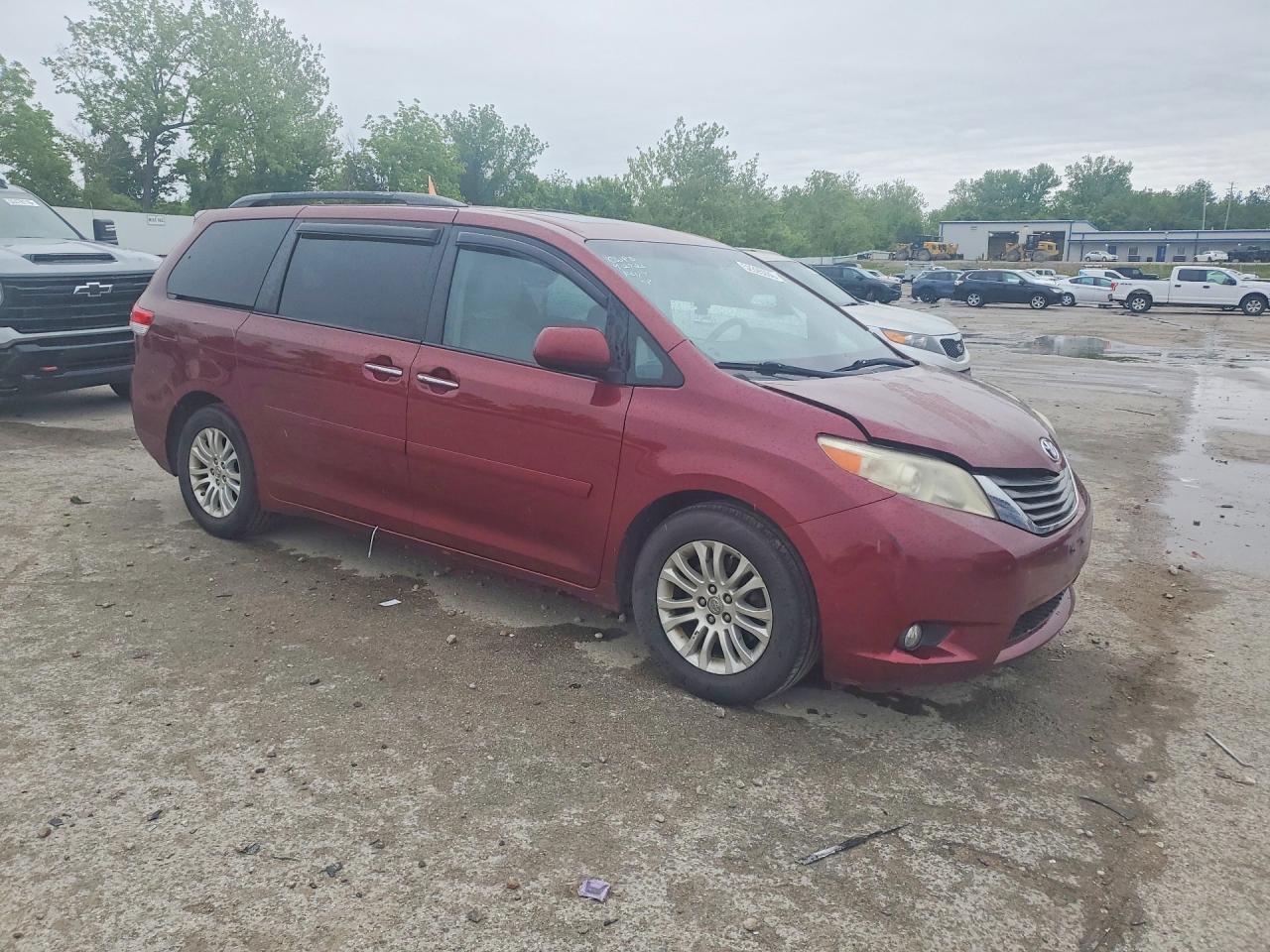 2013 Toyota Sienna - Image 4