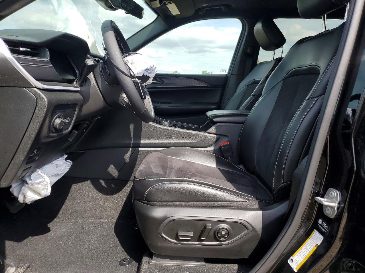 2025 Jeep Grand Cherokee L Laredo - Image 7