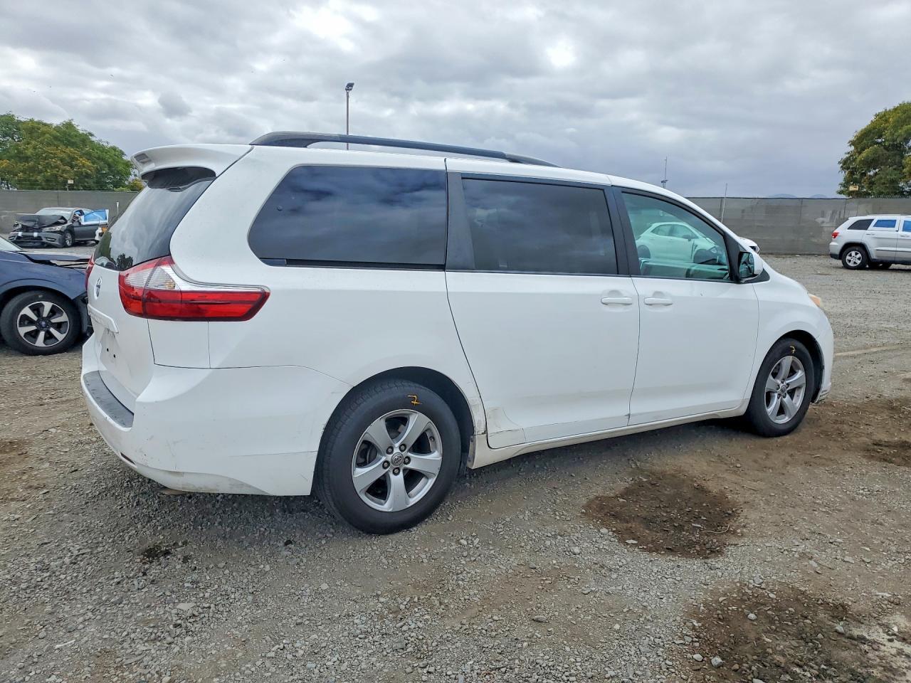 2015 Toyota Sienna Le - Фото 3