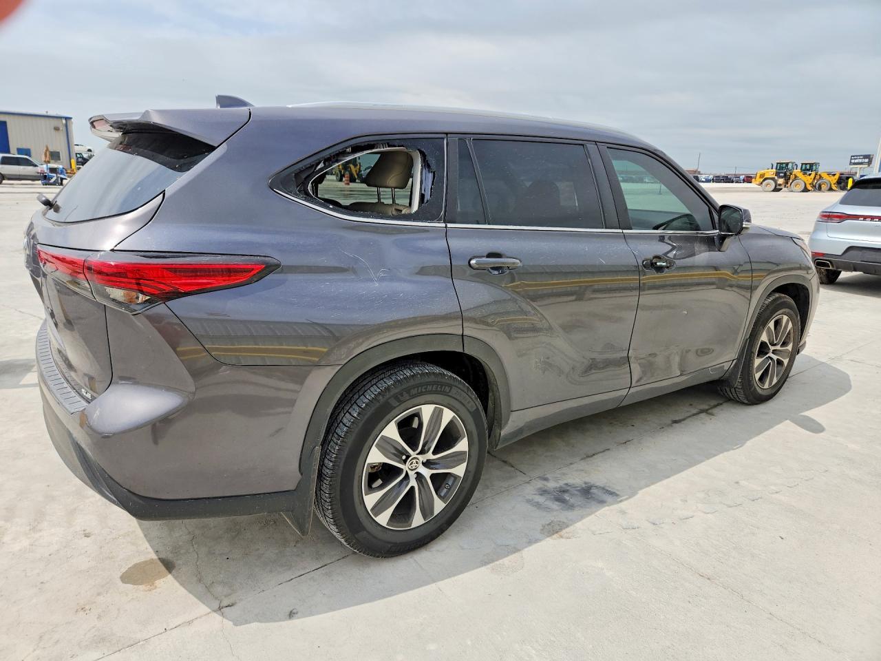 2023 Toyota Highlander Xle - Image 3
