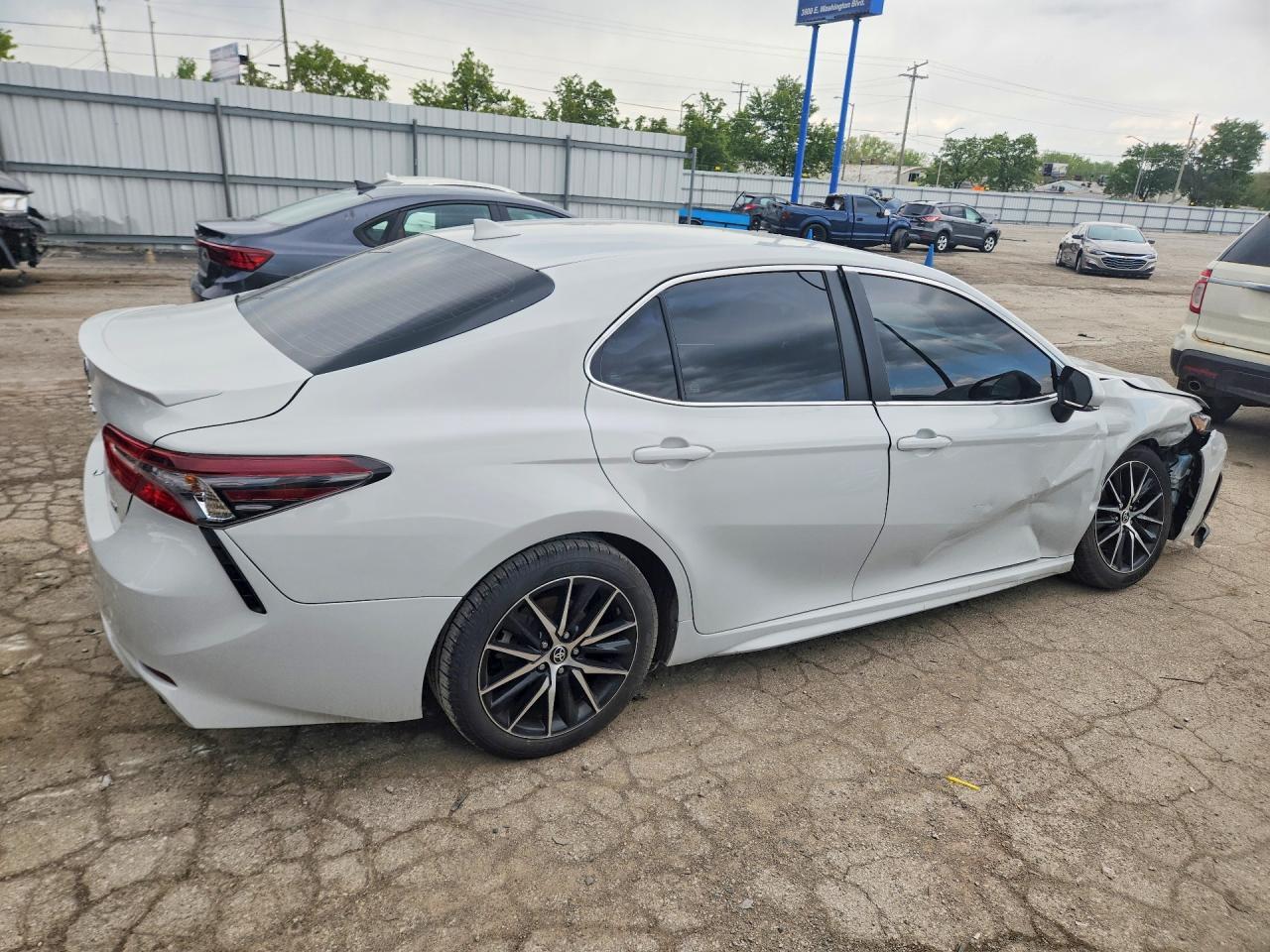 2024 Toyota Camry Se - Image 3